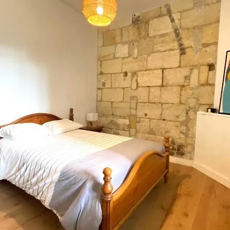 T2 Avec Jardin, Barriere St-genes Apartment